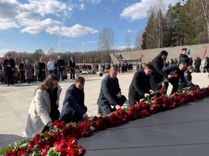 Возложение цветов к Вечному огню в мемориальном комплексе «Хатынь»