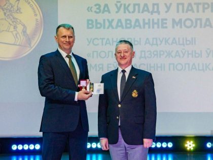 Вручение Николаю Мысливцу нагрудного памятного знака ГрГУ за вклад в патриотическое воспитание молодежи